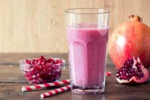 Smoothie Energizante de Romã e Morango