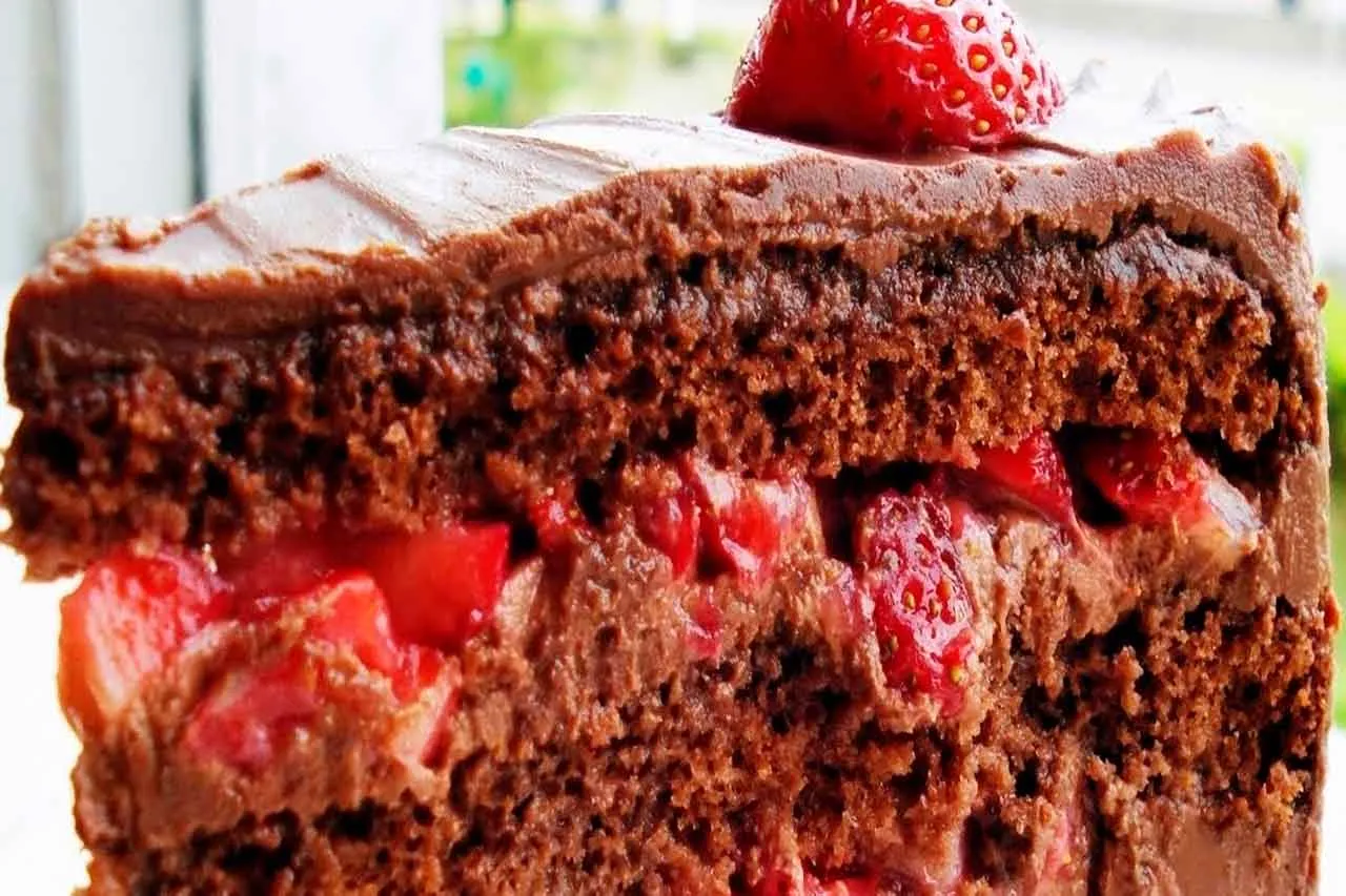 Bolo de Chocolate com Morango2
