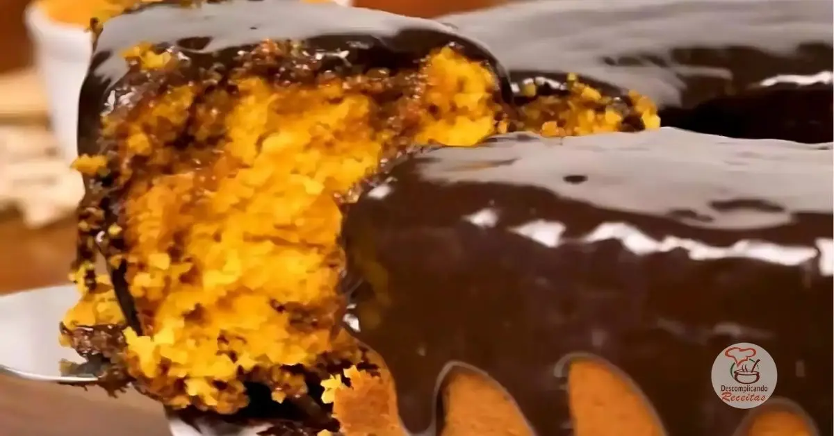 Bolo de Cenoura Vulcão com Cobertura Cremosa de Chocolate