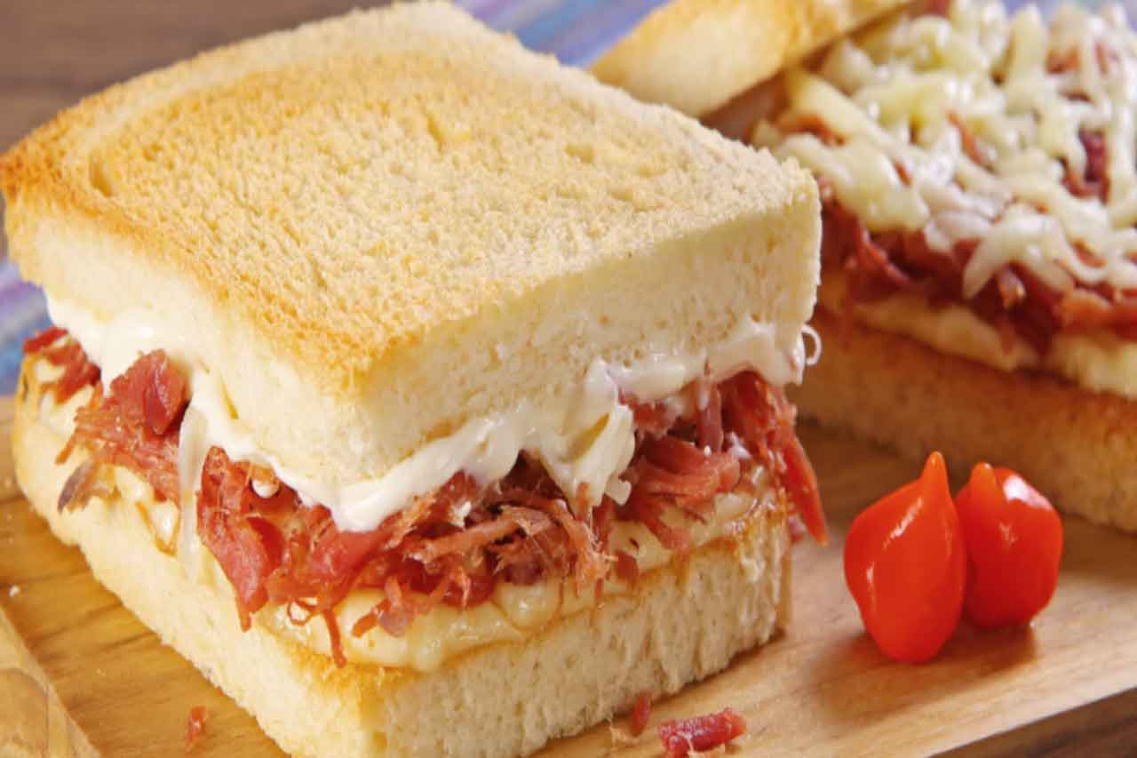 Lanche de carne seca e queijo coalho