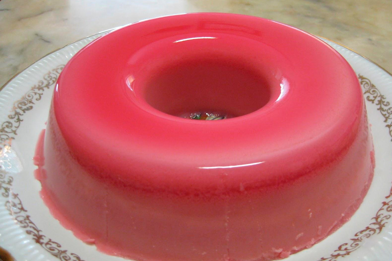 Pudim de Morango com Gelatina e Leite Condensado